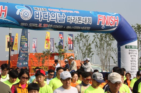 한국해양산업총연합회가 바다의 날을 기념해 28일 서울 여의도에서 개최한 ‘제21회 바다의 날 마라톤대회’ 모습.