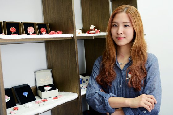'도자기 카네이션'을 만들어 낸 세라믹 아티스트 도화 김소영을 만났다.