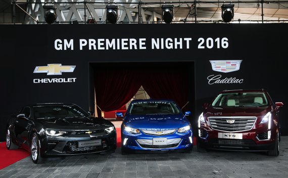 ▲GM이 GM 프리미어 나이트 행사를 통해 쉐보레와 캐딜락의 제품들을 공개했다. 쉐보레 신형 카마로 SS, 2세대 볼트, 캐딜락 XT5(왼쪽부터)