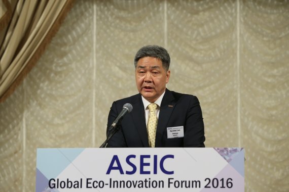▲이규대 ASEIC 이사장(이노비즈협회장)이 서울 언주로 소재 임피리얼팰리스호텔에서 개최된 'ASEIC 글로벌 에코 이노베이션 포럼 2016' 행사에서 인사말을 하고 있다.