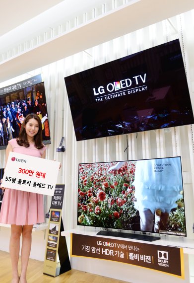 LG전자 모델이 6월 한달간 '울트라 올레드TV' 등 프리미엄 TV를 할인가에 구매할 수 있는 '상반기 총결산 TV 세일' 행사를 소개하고 있다.