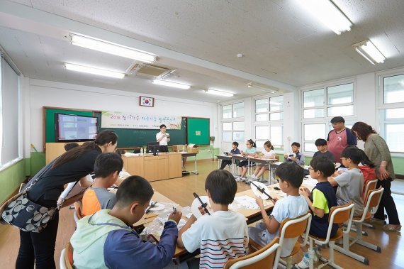 2일 전남 완두군 넙도초등학교 교실에서 학생들이 발명 수업을 받고 있다.