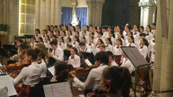 지난 1일 한-불 청소년 130명으로 구성된 ‘쁘띠 오페라’가 프랑스 성 안드레아 유럽 성당에서 형지엘리트가 제작, 후원한 단복을 입고 공연을 하고 있다.