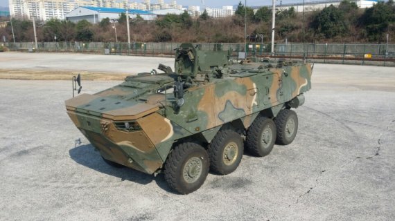▲이번에 국내기술로 개발에 성공한 보병전투용 K808 장갑차는 기동타격과 수색정창의 임무를 맡게된다. /사진=방위사업청