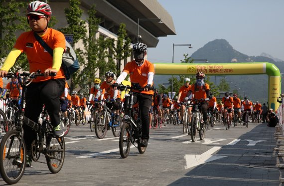 ▲지난 5일 열린 ‘서울시 셰어더로드 자전거 퍼레이드’ 참가자들이 오렌지색 티셔츠를 입고 광화문 광장을 출발하고 있다.