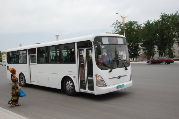 투르크메니스탄 수도 아쉬하바드 시내에서 주행중인 현대자동차 에어로시티 시내버스.