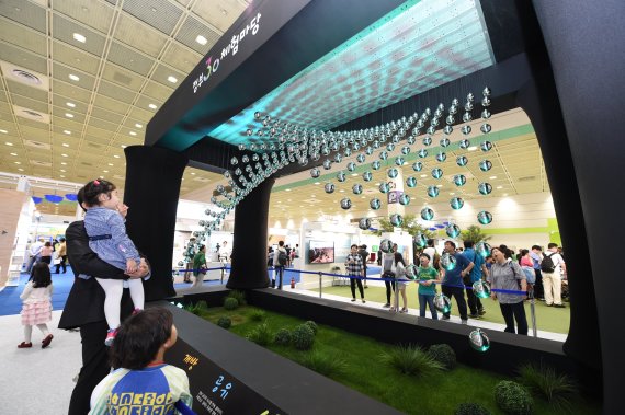 지난해 4월 서울 영동대로 코엑스에서 열린 정부3.0 체험마당 행사장 입구에 설치된 키네틱아트. 정부3.0의 4대 테마인 개방, 공유, 소통, 협력을 구슬과 와이어로 표현한 작품이다.