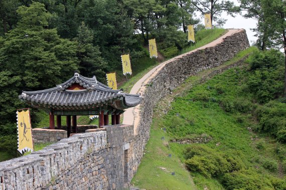 백마강 황포돛배에 앉아 落花岩을 바라보노라