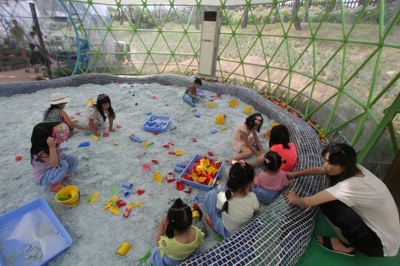 18일 개창한 렛츠런파크 부산경남 '토마의 정원' 모레 놀이터에서 어린이들이 즐겁게 놀고 있다.