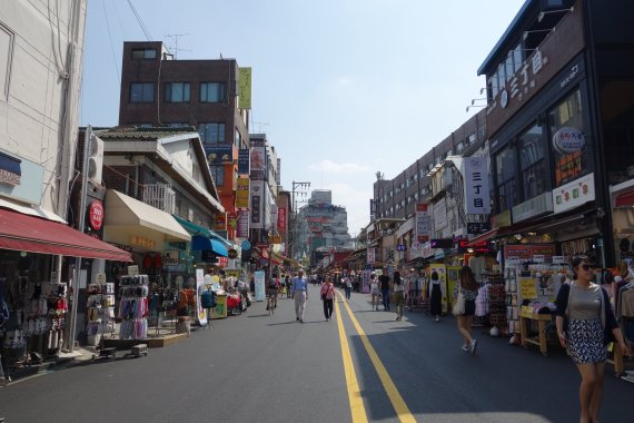 지난 16일 서울 마포구 홍대앞 어울림거리에 늘어선 중소형빌딩 사이로 사람들이 지나고 있다. 최근 가로수길, 홍대 등 서울지역 대표 상권에서 중소형 빌딩 거래가 계속 이어지고 있다. 사진=김진호 기자