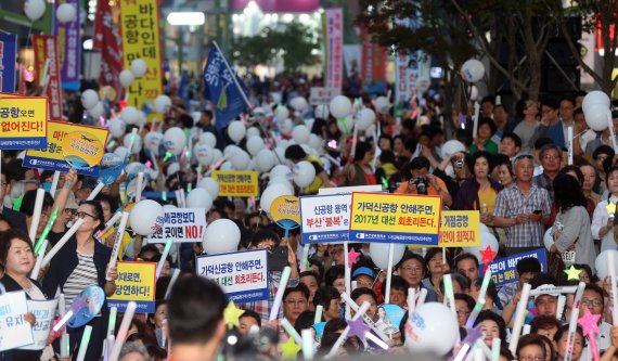 동남권 신공항 부지 선정 결과 발표가 임박한 가운데 20일 부산·경남지역과막판 대구·경북지역 시민들이 여론몰이에 총력전을 펼치고 있다. 부산 광복로에서 열린 가덕도 신공항 유치 기원 결기대회