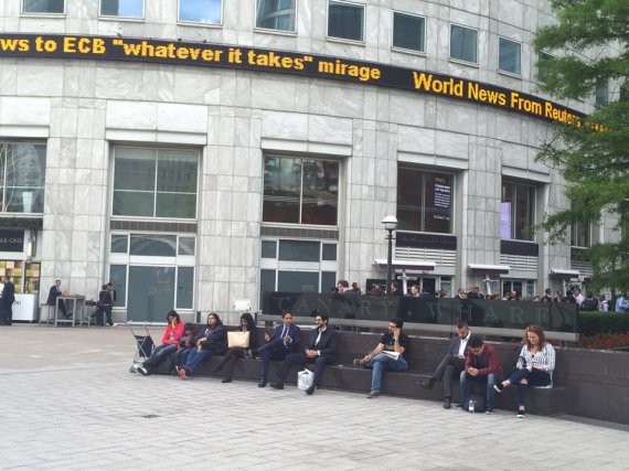 21일(현지시간) 퇴근 무렵 런던 동부의 금융단지 '커네리워프(Canary Wharf)'에 근무하는 직장인들이 삼삼오오 모여 브렉시트 등을 주제로 대화를 나누고 있다. 사진=김유진기자