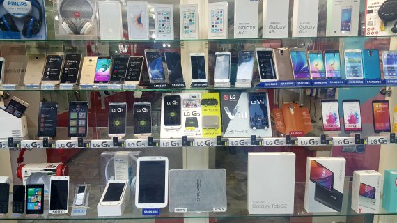 이란 타브리즈 시내 중심가에 위치한 통신기기 매장 진열대에 한국산 휴대폰들이 진열되어 있다.