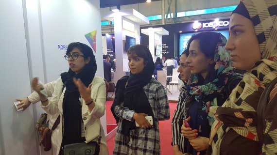 지난 5월 23일 이란의 수도 테헤란 북부에 위치한 국제전시장에서 열린 '한국상품박람회'에서 한국어를 배우고 있는 이란 여대생들이 한국문화에 대해 얘기하고 있다. 2년째 한국어를 배우고 있는 네다(왼쪽 첫번째)는 한국과 이란의 가족문화가 유사하다고 설명했다.