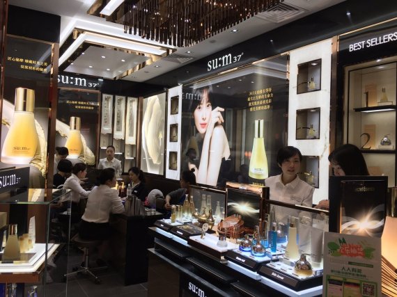 중국 항저우 우린인타이백화점 '숨37'매장에서 유커들이 쇼핑하고 있다.
