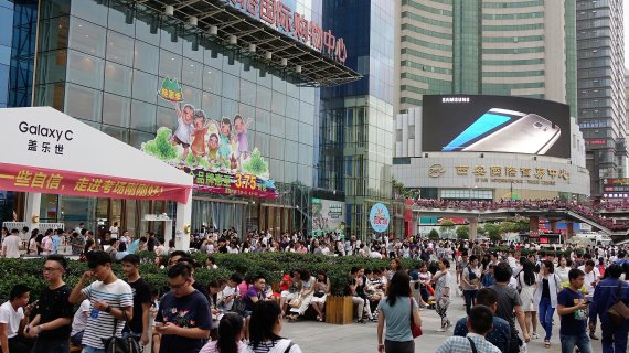 '현대판 서시(西市)'로 불리는 시안의 최대 번화가인 샤오자이에 수백명의 쇼핑객들이 몰린 가운데 삼성전자 스마트폰 야외 행사장에도 제품을 구입하려는 손님들이 줄을 이었다. #2. 중국의 실리콘밸리로 불리는 베이징 중관춘. 1년 전 중국의 리커창 총리가 이곳을 방문해 중국 정부가 저성장시대 극복을 위해 추진 중인 '대중의 창업, 만인의 혁신'을 강조하며 "창업은 모든 것의 기초"라고 말하면서 창업의 메카로 자리 잡았다. 이곳에는 제2의 마윈(알리바바 회장), 레이쥔(샤오미 회장) 등을 꿈꾸는 젊은 창업가들로 넘쳐나고 있었다.