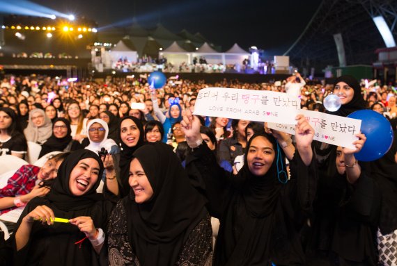 지난 4월 아랍에미리트연합(UAE) 아부다비 아레나 공연장에서 열린 'KCON 2016 아부다비' 콘서트에 참석한 현지 한류 팬들이 K팝 공연을 보며 즐거워하고 있다.<div id='ad_body2' class='ad_center'></div>