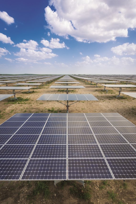 OCI가 미국 텍사스 우발데에 건설한 95MW 규모 태양광발전소 전경