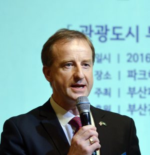 [제1회 글로벌 부산관광포럼] 강연자 글렌 매카트니 마카오대학 교수 "카지노 있는 복합리조트 개발을"