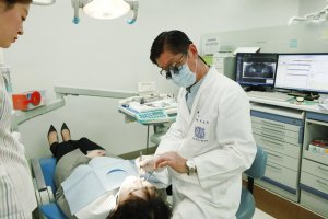 65세 이상 2명 중 1명 틀니, 제대로 관리하세요