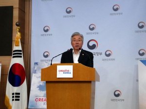 김종덕 문화체육관광부 장관이 4일 서울 도렴동 외교부 청사에서 열린 국가브랜드 슬로건 간담회에서 인사말을 하고 있다.