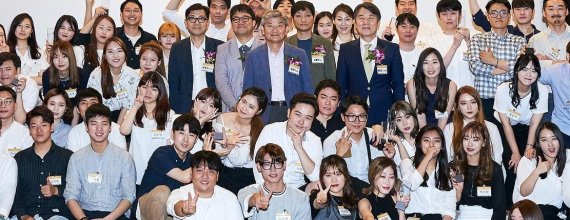 지난 7일 서울 용산구 전쟁기념관에서 열린 '제37회 제일기획 아이디어 페스티벌' 시상식에서 제일기획 임대기 사장(맨 뒷줄 가운데) 등 임직원, 심사위원들이 수상자들과 함께 기념촬영을 하고 있다.