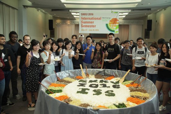 11일 성균관대가 외국인 대학생들을 대상으로 진행한 비빔밥 체험 프로그램에서 참가자들이 기념촬영을 하고 있다.