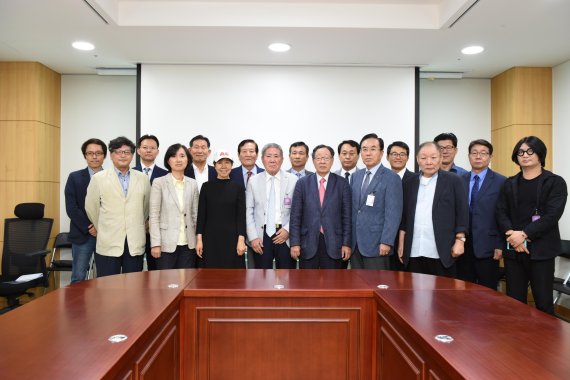 병영독서 등 병영문화 지원을 통해 군대를 더 큰 기회와 가능성의 공간으로 만들자는 시민운동을 펼치고 있는 (사)캠프리딩이 12일 발족식을 갖고 공식 출범했다. 이날 발기인 총회를 마친 발기인들이 기념촬영하고 있다. 왼쪽부터 「연탄길」 작가 이철환, 이야기경영연구소 이훈 대표, 법무법인 지성 조항춘 회계사, 독고순 한국국방연구원 연구실장, 이준구 예비역 육군중장, 민승현 사랑의책나누기운동본부장, 조규석 전 세계일보 논설실장, 민병기 병영문화 플랫폼 캠프리딩 대표, 김영민 예비역 공군 중장, 신성오 전 외교안보연구원장, 조석장 파이낸셜