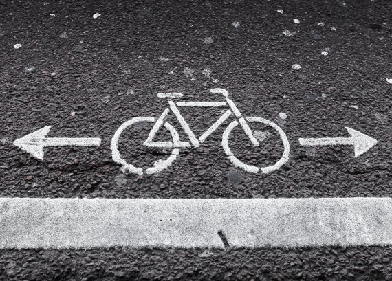 [어떻게 생각하십니까?] 전기자전거의 자전거도로 통행 허용 "일반 자전거보다 속도 높아 위험" vs "친환경 교통수단 발전위해 허용"