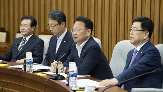 유일호 부총리, 제3차 민생경제점검회의 주재