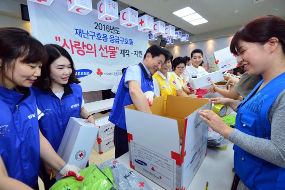 재난대비 응급구호품 제작하는 삼성사회봉사단
