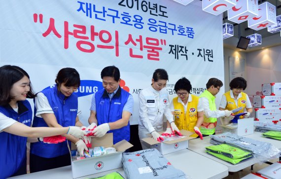 삼성, 재난대비 응급구호물품 적십자 전달