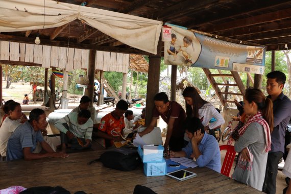 병아리 사육법을 배우고 있는 캄보디아 농민들.