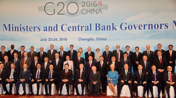 유일호 경제부총리 겸 기획재정부 장관(둘째 줄 오른쪽 여섯번째)이 24일 중국 청두 인터콘티넨털 호텔에서 열린 주요 20개국(G20) 재무장관.중앙은행 총재회의에 참석해 각국 대표와 기념촬영을 하고 있다. G20 국가들은 브렉시트를 보호주의로 규정하고 보호무역주의를 세계경제의 새로운 위험요인으로 짚었다.