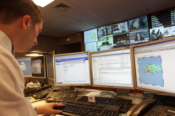 프랑스 위기대응센터의 24/7(일주일, 하루 24시간) 감시팀 관계자가 전산망을 활용, 해외 위험지역 정보를 토대로 대응 업무를 수행하고 있다. 사진=프랑스 외교부 위기대응센터 제공