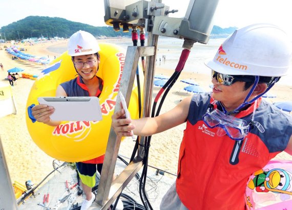 SK텔레콤 직원들이 인천 중구 을왕리 해수욕장에서 운용중인 이동기지국 장비를 특별 점검하고 있다.