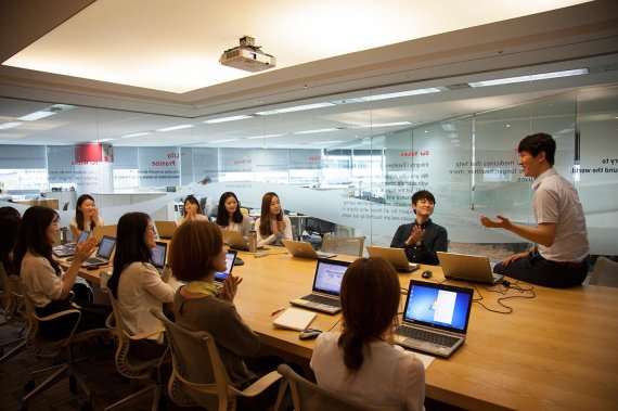 한국릴리는 글로벌 제약사 업무에 관심을 갖고 있는 학생을 직접 발굴해 직무와 관련된 실질적 업무 경험 기회를 제공하고 있다. 지난 2007년부터 90여명의 대학원생들이 거쳐간 이 회사의 인턴십 과정에서 참여 대학생들이 회의를 하고 있다.