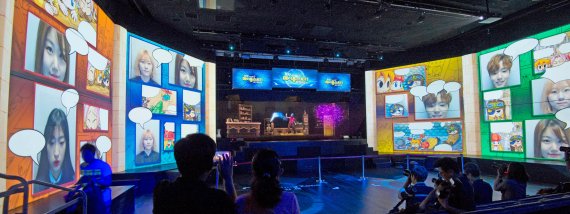 KT는 세계 최초 홀로그램 전용관인 서울 을지로 케이라이브(K-live)에서 '코믹 메이플스토리 홀로그램 뮤지컬'을 선보인다고 7월 31일 밝혔다. 이 작품은 넥슨의 인기게임인 '메이플스토리'를 원작으로 1800만부 이상 판매고를 올린 베스트셀러 '코믹 메이플스토리'를 홀로그램 뮤지컬로 재탄생시킨 것이다. 배우들의 연기를 3차원(3D) 영상으로 구현한 뒤 컴퓨터그래픽(CG)을 적용해 홀로그램 뮤지컬로 만들어냈다. 사진=김범석기자