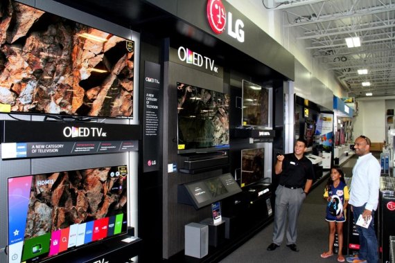 2일 미국 뉴저지 베스트바이매장을 찾은 고객들이 직원에게 LG 올레드 TV의 화질에 대한 설명을 듣고 있다.