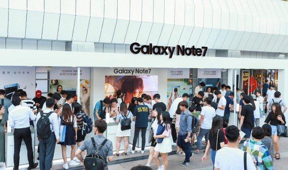 서울 삼성동 코엑스 몰에 마련된 행사장에서 '갤럭시 노트7'을 체험하는 모습