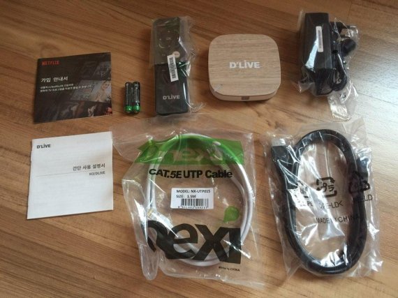 딜라이브 플러스의 구성품은 전용 셋톱박스, 리모콘, 유선인터넷 케이블, HDMI(고화질·고음질 인터페이스) 케이블 등이다. 리모콘용 건전지도 2개 들어있다.