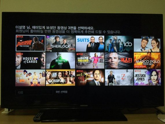 딜라이브 플러스를 처음 가입한 뒤 실행하면 좋아하는 콘텐츠 3개를 선택하게 돼 있다. 이 콘텐츠를 기반으로 이용자가 선호하는 콘텐츠를 자동 추천해 준다.