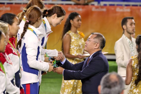 [올림픽] 리우로 간 정의선 양궁협회장 '女단체전 금메달' 축하