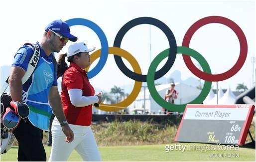 18일(이하 한국시간) 브라질 리우데자네이루의 올림픽 골프 코스에서 열린 2016 리우올림픽 여자부 경기 1라운드에서 1타차 공동 2위에 자리한 박인비가 캐디와 함께 경쾌한 발걸음으로 다음홀로 이동하고 있다. 사진출처 :-ⓒGettyimages/이매진스