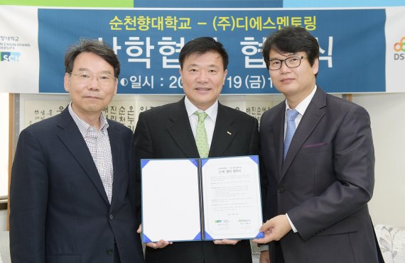 19일 순천향대 대학본관에서 염흥열 정보보호학과 교수(왼쪽), 김학민 순천향대 산학협력부총장(가운데)과 김홍희 ㈜디에스멘토링 대표(오른쪽)가 업무협약을 체결했다.