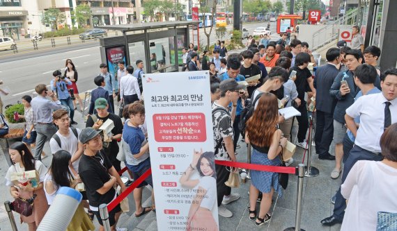 지난 19일 서울 강남대로 SK텔레콤 T월드 강남 직영점에서 '갤럭시노트7'을 구입하려는 시민들이 줄지어 기다리고 있다. 사진=김범석 기자