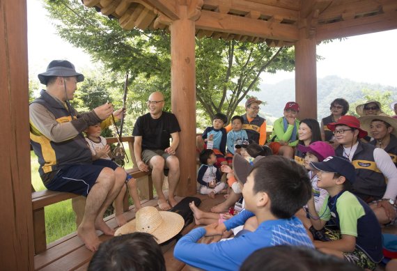 KB손해보험 임직원과 가족들이 21일 1사1촌 결연마을인 전북 장수군 구신마을에서 열린 'KB희망나눔 농촌체험캠프'에 참여해 마을 주민들과 즐거운 한 때를 보내고 있다.