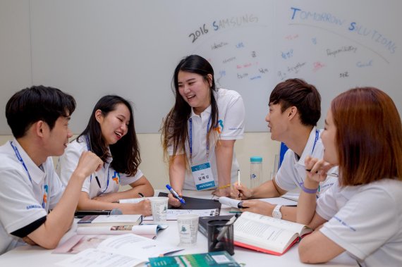 21일 경기 용인에 위치한 '삼성전자 인재개발원'에서 사회공헌 공모전 ‘삼성 투모로우 솔루션 (Samsung Tomorrow Solutions)' 결선에 진출한 팀들이 프로젝트 발전을 위한 의견을 교환하고 있다.