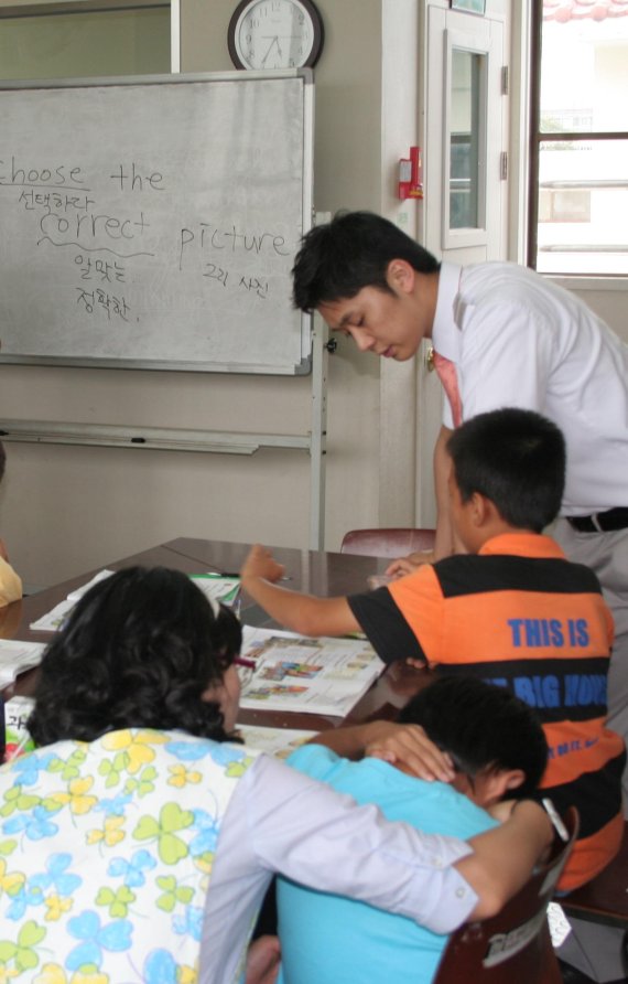제주항공 승무원이 제주지역 보육원에서 초등학생을 대상으로 영어교육을 하고 있다.
