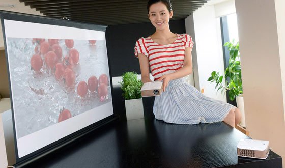 LG전자 모델이 서울 여의도 LG 트윈타워에서 최대 150분간 사용할 수 있는 배터리를 탑재한 손바닥 크기의 미니빔 TV 신제품을 소개하고 있다.